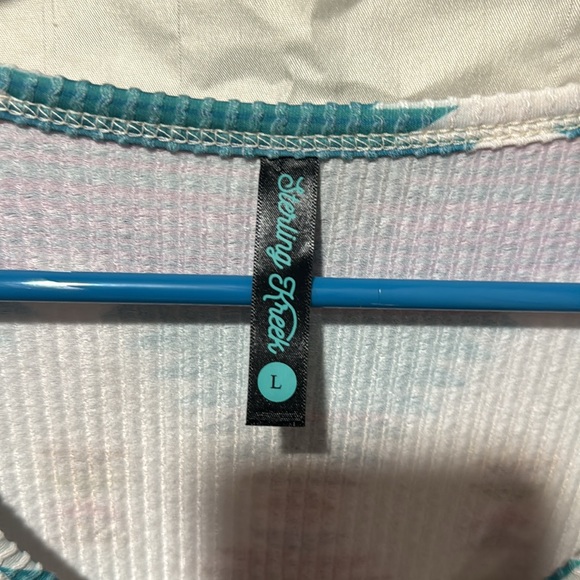 Made from ribbed fabric, features a stunning aztec print and a front pocket. - Picture 3 of 3